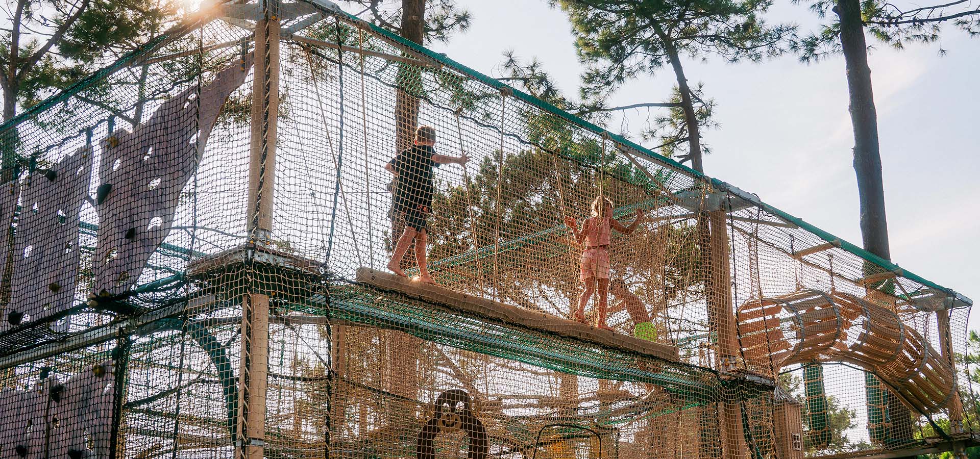 Camping san damiano aire de jeux deuxieme etage enfants